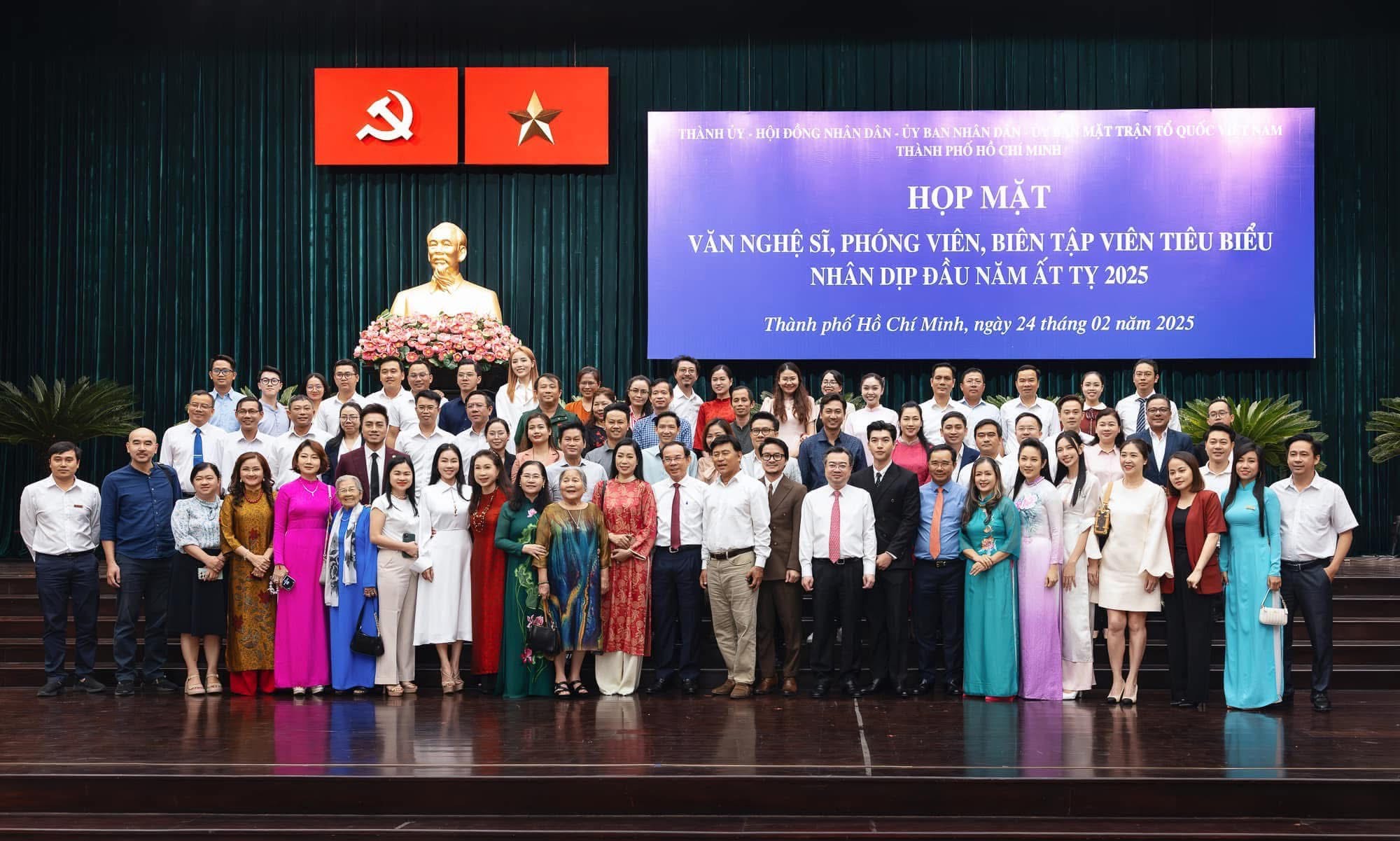 Gặp gỡ hơn 300 văn nghệ sĩ, phóng viên và biên tập viên tiêu biểu
